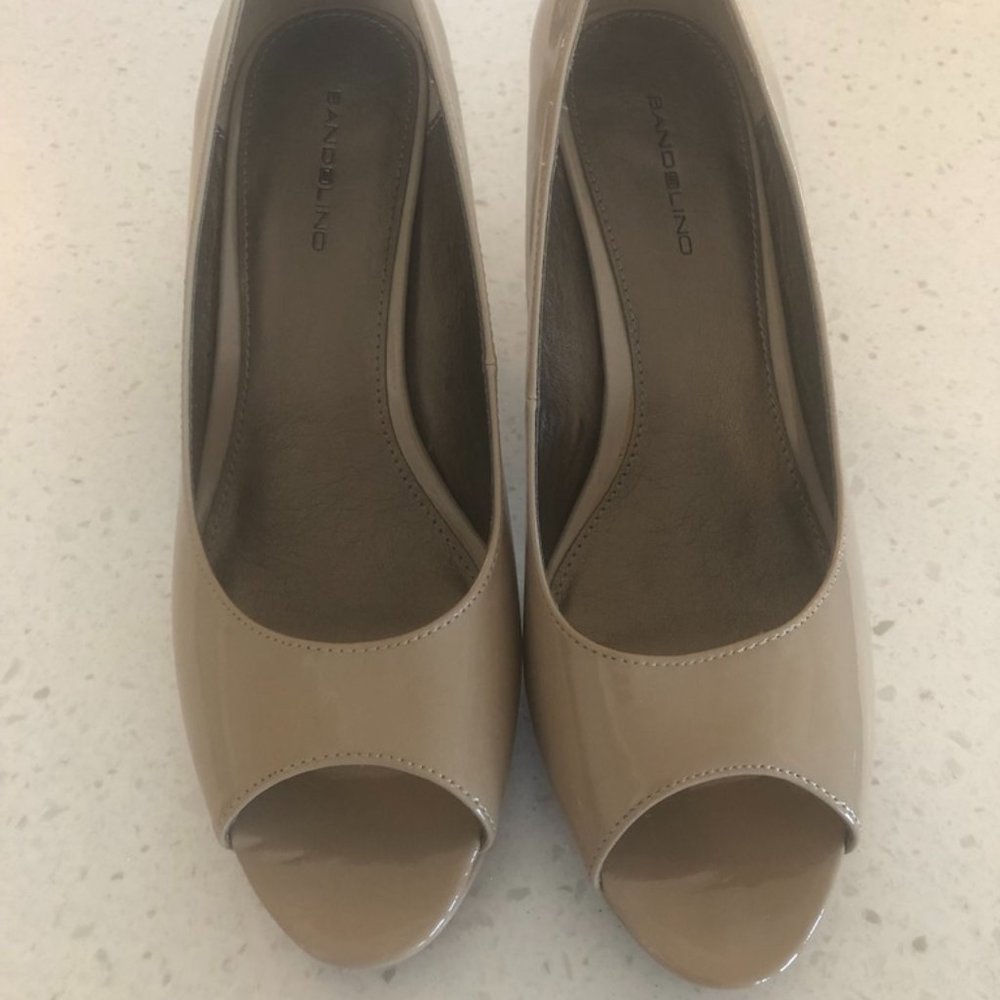 Bandolino Rainaa cafe latte colored patent leather peep-toe pumps in a 10M